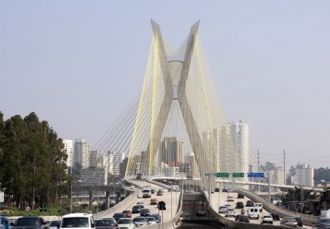 В час пик мост пересекают примерно 5 000