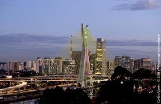 Высота моста составляет 138 метров