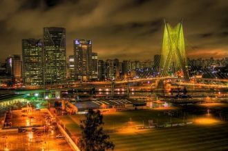 В течение года мост стали освещать в раз