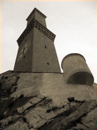 Во время II Мировой войны маяк был сильн