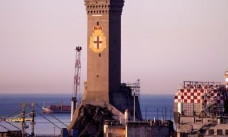 Маяк был возведен на холме Сан Бениньо, 