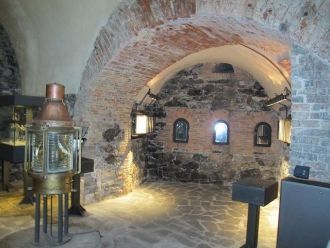 Здесь же выставлены на показ части линз 