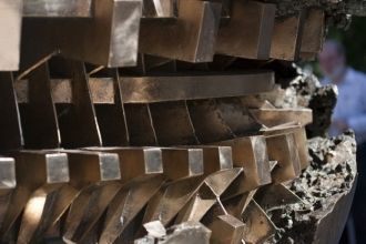 Под небольшой сферой скульптор подразуме