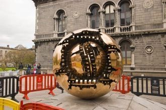 Автор статуи хотел дать понять, что все 