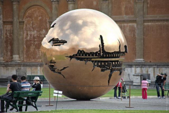 Известны и другие версии описаний скульп