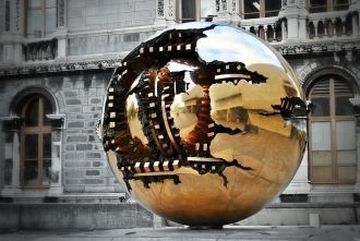 В таинственной скульптуре «Сфера внутри 