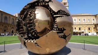 Над созданием этой круглой статуи работа