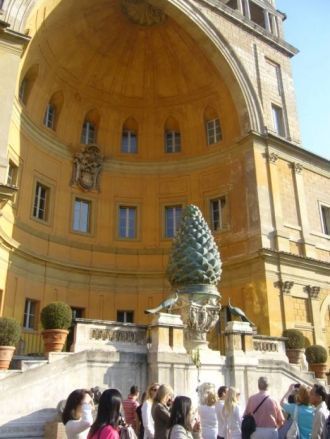 Двор не зря носит такое название - его в