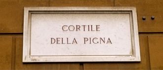 Золотой шар размещен в центре Двора Пини