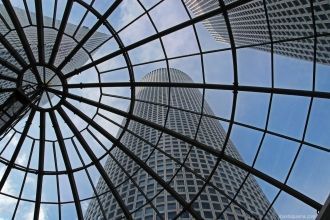 Вид на башни Азриэли из помещения Торгов