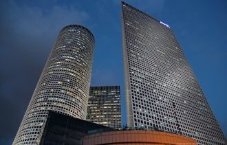 Выглядит центр Азриэли как три 50-этажны