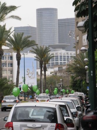 Так смотрятся высотки Азриэли с улицы Бе