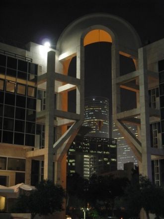 Так видны здания ночью сквозь арку входа