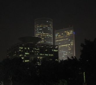 Здание Министрества Обороны и за ним - в