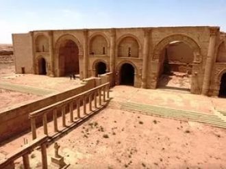 Примерно в центре города находился дворц