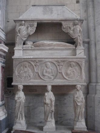 В Сан-Лоренцо-Маджоре (Неаполь) очень мн