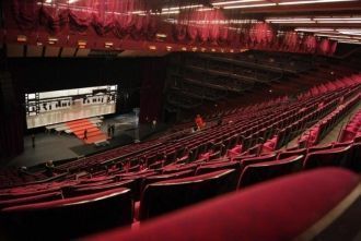 Кинопоказы обычно проводятся в большом з