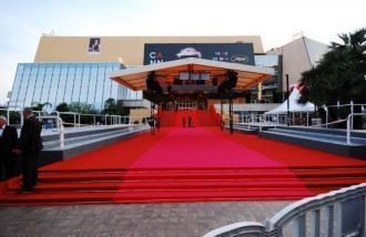 К парадному входу ведёт широкая «лестниц