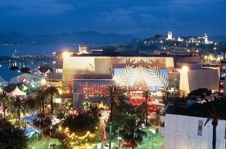 Дворец фестивалей и конгрессов в дни Кан