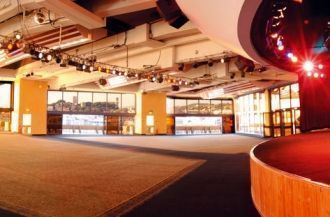 Во дворце проводятся выставки, конференц