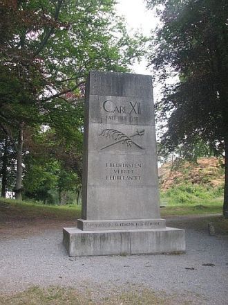 Памятник, надпись на котором гласит, что
