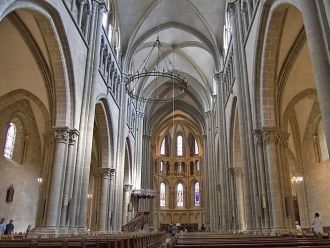Глядя на внутреннее убранство собора Сен