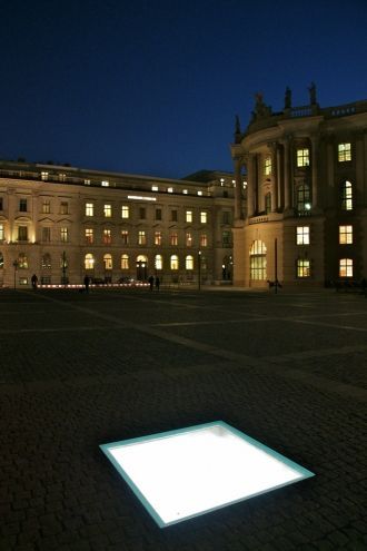 Памятник сожженным книгам ночью