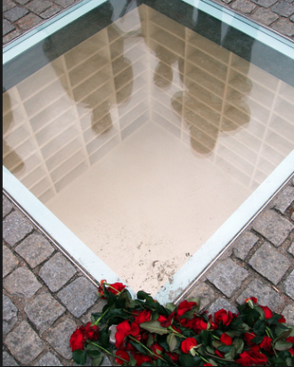 Памятник сожженным книгам