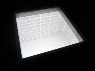 Памятник выполнен в виде пустых книжных 