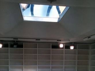 Памятник сожженным книгам внутри