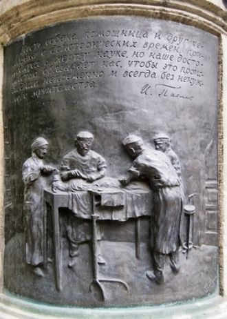Памятник создан по почину академика И. П