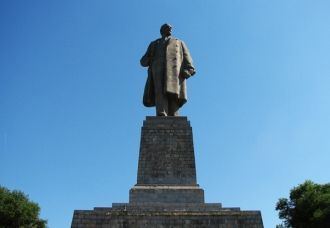 С суши разглядеть памятник Ленину в Волг