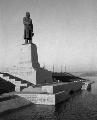 Памятник Ленину был открыт 20 апреля 197