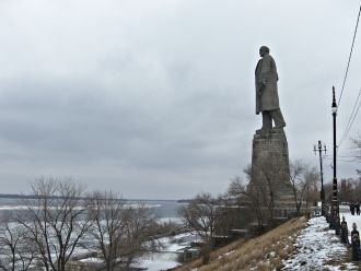 Памятник Ленину зимой