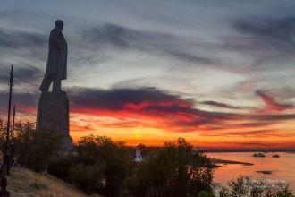 Памятник Ленину на закате