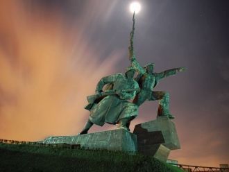 Мемориал “Матрос и солдат” ночью