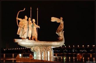 Памятник основателям Киева ночью