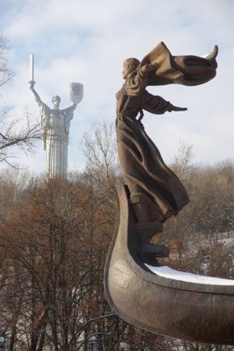 Материал, из которого сделан монумент, –