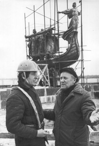 Строительство памятника, 1982