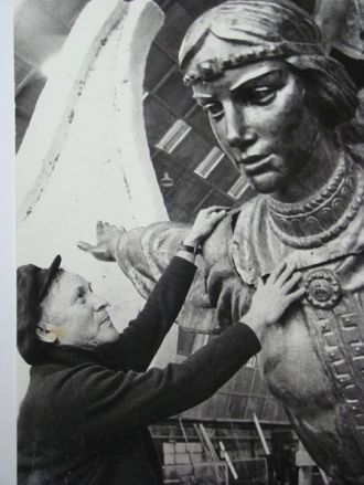 Установка памятника основателям Киева,19