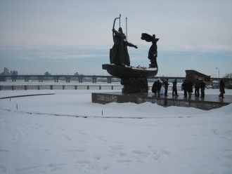 Памятник основателям Киева зимой