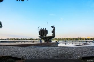 Скульптурная композиция выполнена в форм