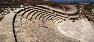 Театр Одеон имеет  полукруглую форму.
