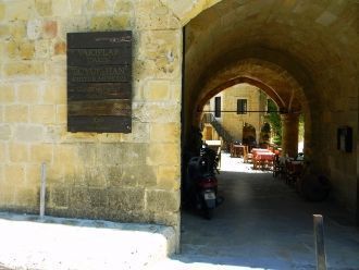 Двухэтажные здания из камня с множеством