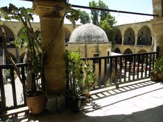 Строительство Бюйюк-хана приписывается п