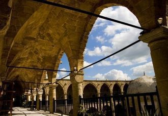 Сначала Караван-сарай Бюйюк-хан называлс