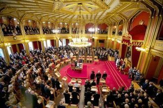 В Стортинге проводятся экскурсии, в тече