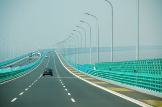 Он пересекает залив Ханчжоу в Восточно-К