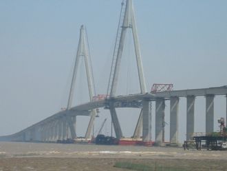 Конструкция моста создана из бетона и ст