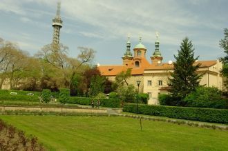 Петршинская башня имеет восьмиугольное, 